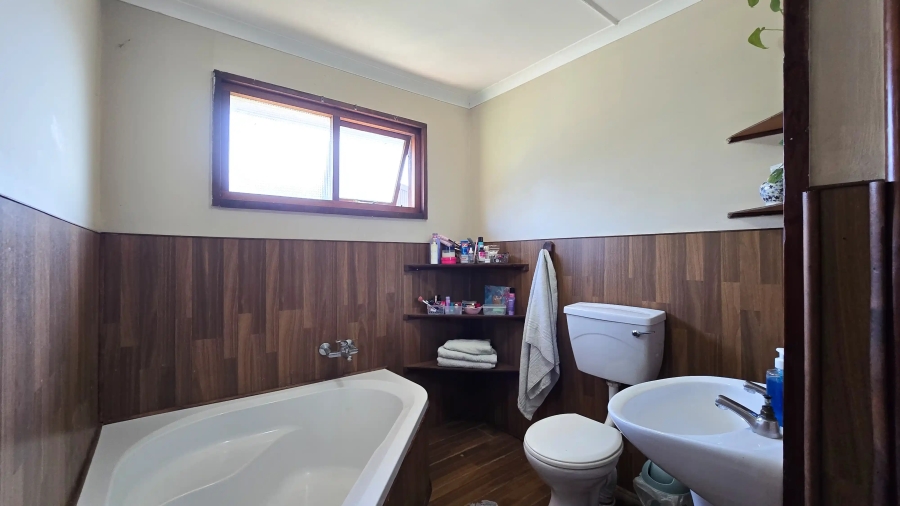 6 Bedroom Property for Sale in Cove Rock Eastern Cape